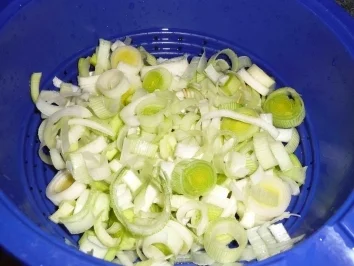 Rezept: Rollbraten mit Pilz-Lauch-Soße und Spätzle Bild Nr. 6 Rollbraten mit Pilz-Lauch-Soße und Spätzle - Rezept - Bild Nr. 6