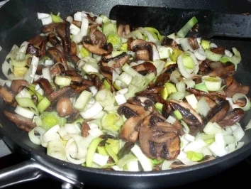 Rezept: Rollbraten mit Pilz-Lauch-Soße und Spätzle Bild Nr. 7 Rollbraten mit Pilz-Lauch-Soße und Spätzle - Rezept - Bild Nr. 7