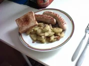 Bratwurst,  mit geschmorten Gurkenscheiben und Toastbrot - Rezept
