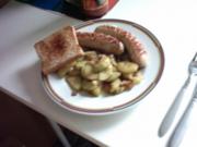 Bratwurst,  mit geschmorten Gurkenscheiben und Toastbrot - Rezept