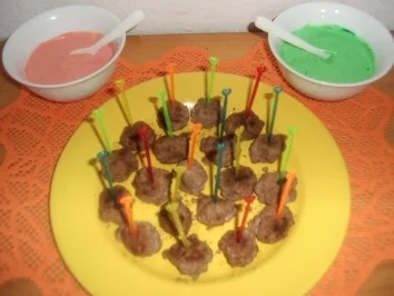 Scharfe Hackbällchen mit roter und grüner Soße - Rezept