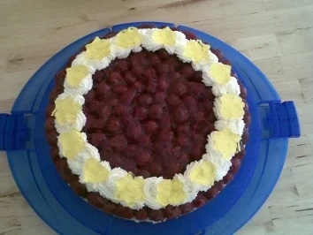 Rezept: Joghurt-Sahne-Torte mit Sauerkirschen Joghurt-Sahne-Torte mit Sauerkirschen - Rezept