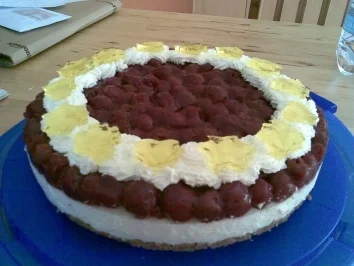 Rezept: Joghurt-Sahne-Torte mit Sauerkirschen Bild Nr. 2 Joghurt-Sahne-Torte mit Sauerkirschen - Rezept - Bild Nr. 2