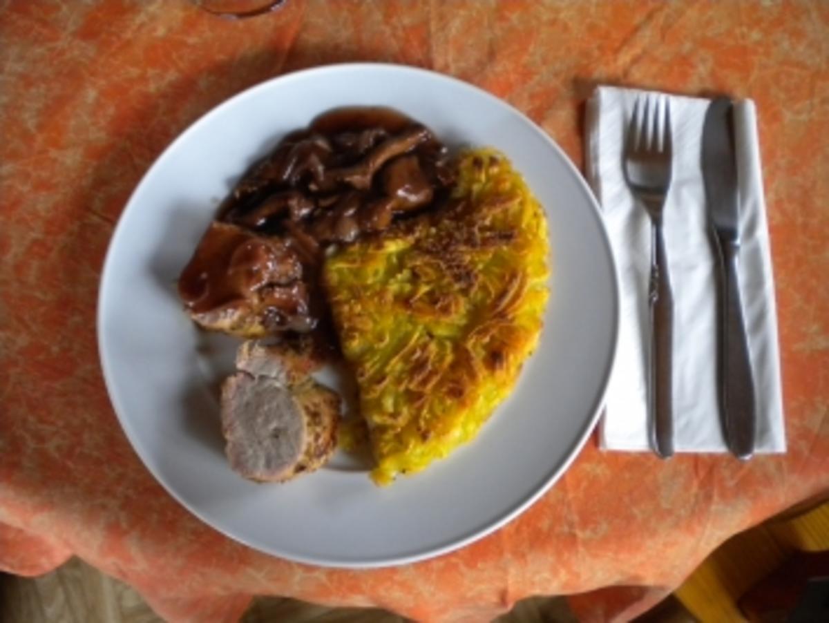 Bilder für Rösti mit Schweinsfilet an Rotweinsauce und Pfifferlingen, Salat - Rezept