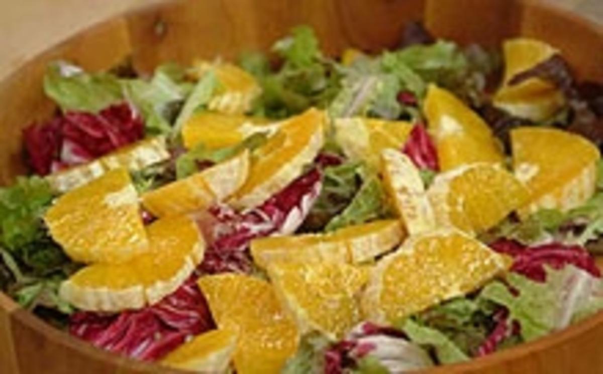 Eichblattsalat mit Nüssen, Hüttenkäse und Orangen - Rezept