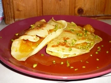 Crepes mit Orangensauce und Pistazien - Rezept