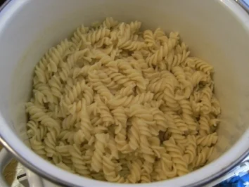 Rezept: HAUPTGERICHT - Spirelli mit Tomatensoße und Jägerschnitzel Bild Nr. 3 HAUPTGERICHT - Spirelli mit Tomatensoße und Jägerschnitzel - Rezept - Bild Nr. 3