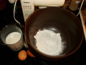 Lachs-Crêpes mit Meerrettich-Frischkäse und Dijon-Senfcreme - Rezept