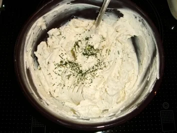 Lachs-Crêpes mit Meerrettich-Frischkäse und Dijon-Senfcreme - Rezept - Bild Nr. 3