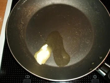 Lachs-Crêpes mit Meerrettich-Frischkäse und Dijon-Senfcreme - Rezept - Bild Nr. 4