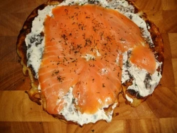 Lachs-Crêpes mit Meerrettich-Frischkäse und Dijon-Senfcreme - Rezept - Bild Nr. 7