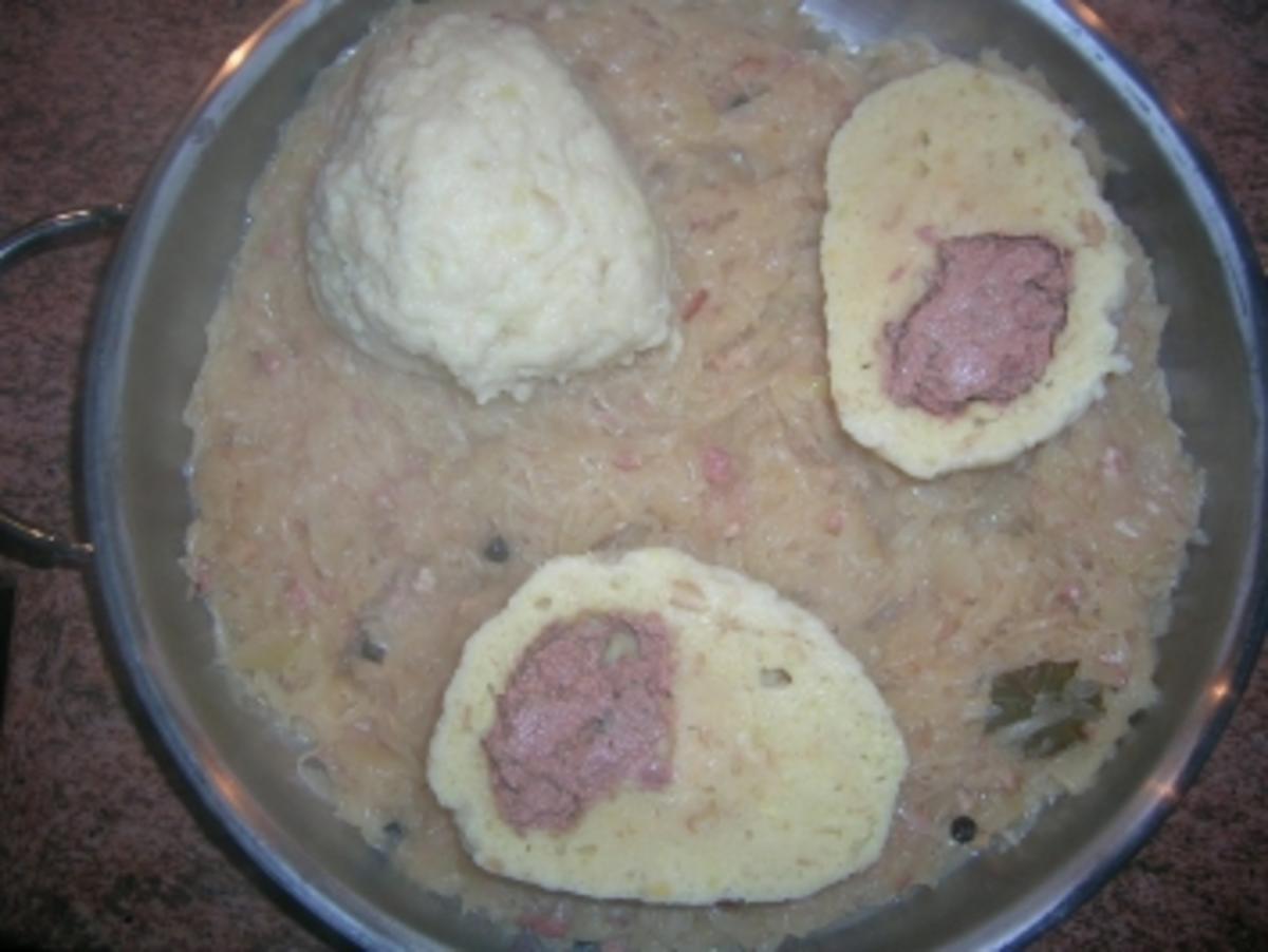 Gefüllte Knödel dazu Sauerkraut (Leckeres aus der Klosterküche ...