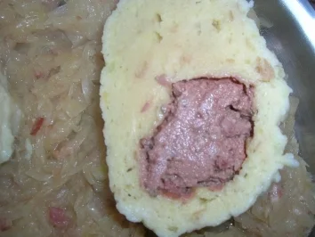 Rezept: Gefüllte Knödel dazu Sauerkraut (Leckeres aus der Klosterküche - Inspiraton von Kloster Himmerod) Lecker, kräftig, deftig Bild Nr. 2 Gefüllte Knödel dazu Sauerkraut (Leckeres aus der Klosterküche - Inspiraton von Kloster Himmerod) Lecker, kräftig, deftig - Rezept - Bild Nr. 2