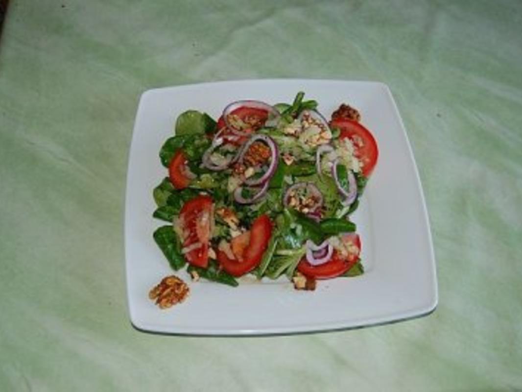 Feldsalat mit Nussdressing - einfach - 366 kcal/100g Feldsalat mit Nussdressing - einfach - 366 kcal/100g