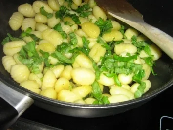 Gulasch mit Gnocchi gratiniert - Rezept - Bild Nr. 5