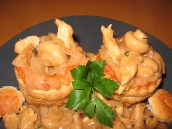 Rezept: Königinpastete gefüllt mit Hähnchen-Pilzgeschnetzeltem Bild Nr. 2 Königinpastete gefüllt mit Hähnchen-Pilzgeschnetzeltem - Rezept - Bild Nr. 2