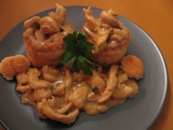 Rezept: Königinpastete gefüllt mit Hähnchen-Pilzgeschnetzeltem Bild Nr. 3 Königinpastete gefüllt mit Hähnchen-Pilzgeschnetzeltem - Rezept - Bild Nr. 3