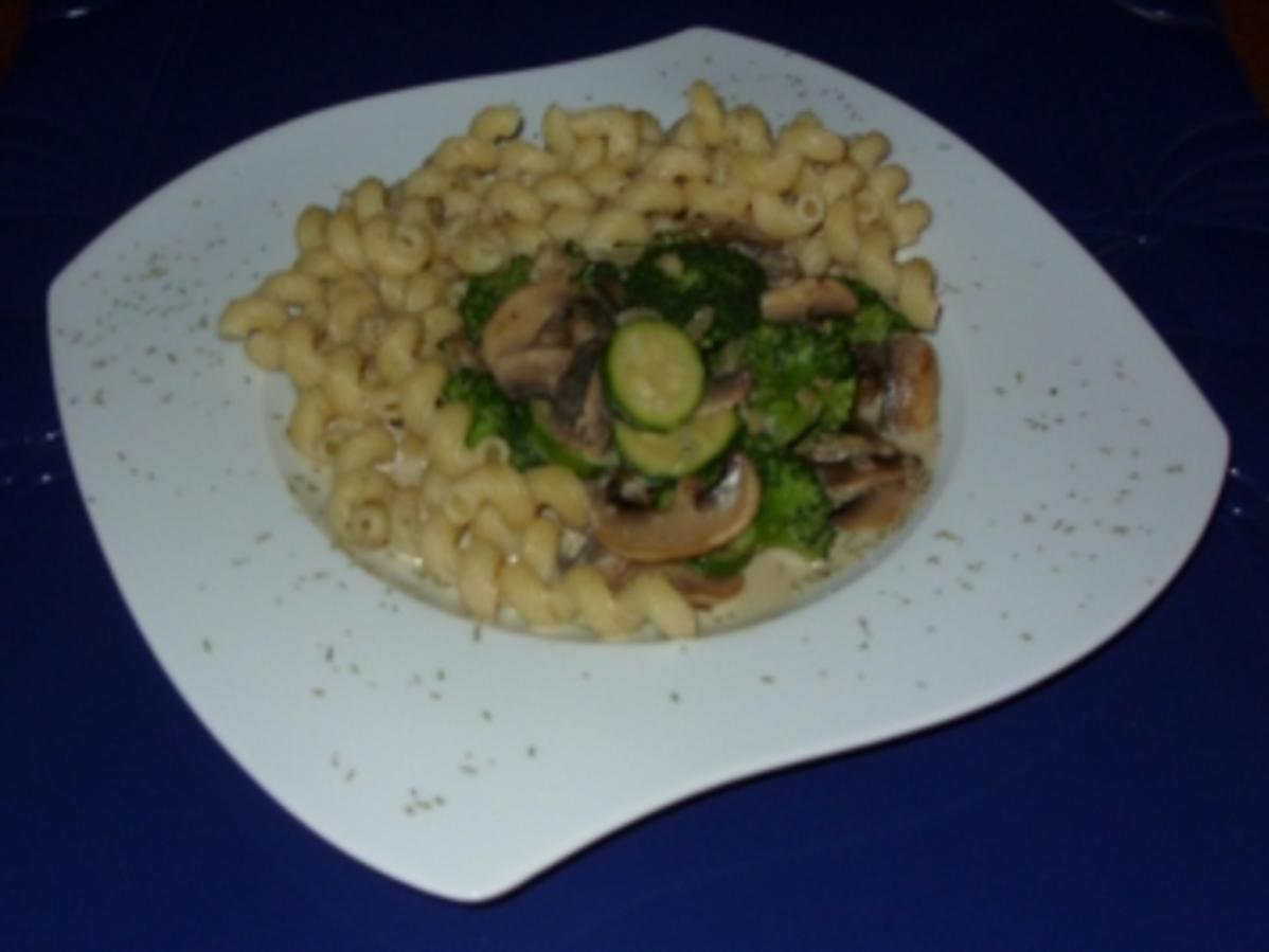 Champignon Gemüse mit Spiralnudeln - schnell &amp; einfach - 265 kcal/100g