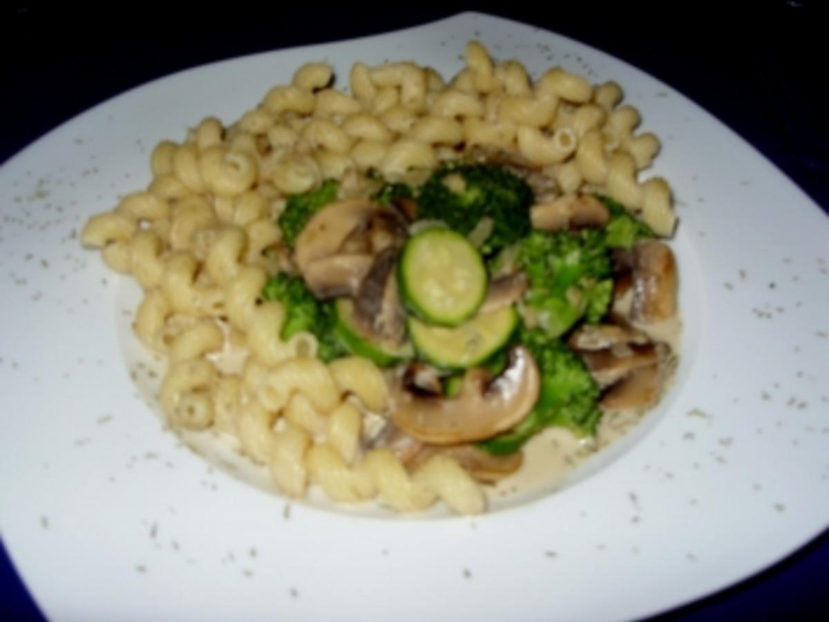 Champignon Gemüse mit Spiralnudeln - schnell &amp; einfach - 265 kcal/100g
