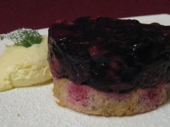 Rezept: Rote Grütze Törtchen mit Riesling-Mousse Rote Grütze Törtchen mit Riesling-Mousse - Rezept