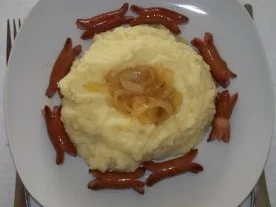 Stampfkartoffeln mit Balsamico-Zwiebeln und gebratenen Cocktailwürstchen - Rezept