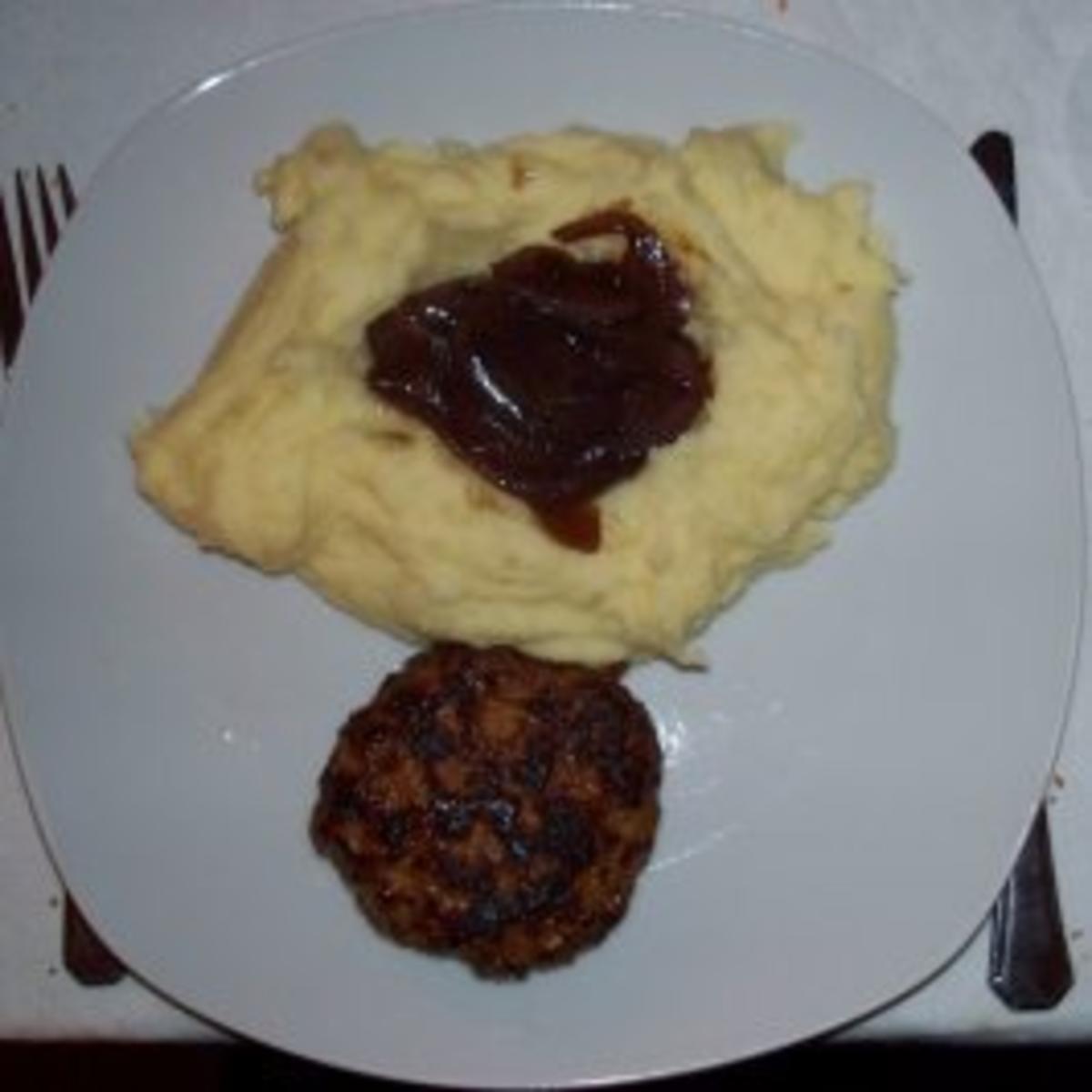 Stampfkartoffeln mit Balsamico-Zwiebeln und gebratenen Cocktailwürstchen - Rezept - Bild Nr. 2