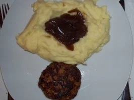 Stampfkartoffeln mit Balsamico-Zwiebeln und gebratenen Cocktailwürstchen - Rezept - Bild Nr. 2