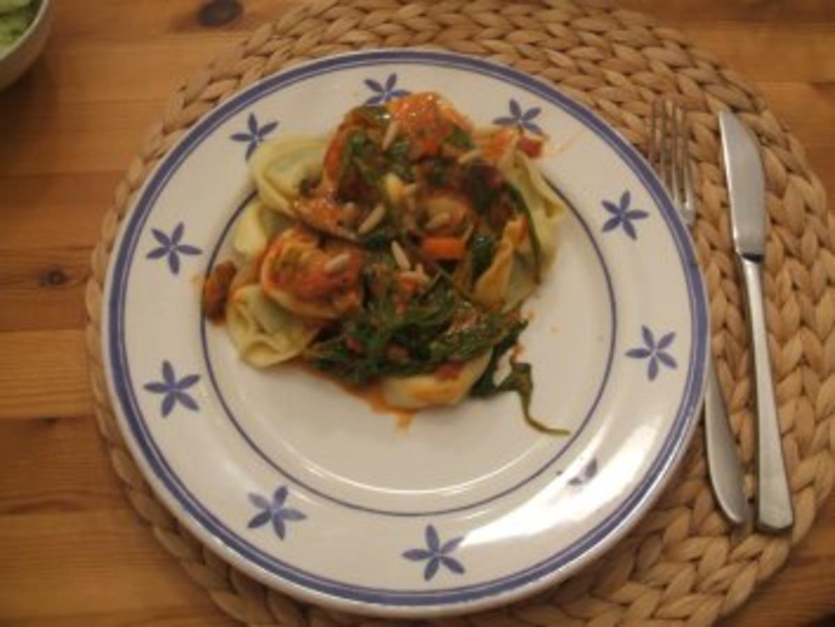 Spinat-Ricotta Tortellini mit fruchtiger Gemüsesauce - Rezept