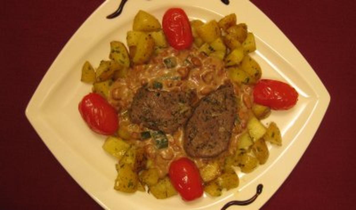 Lammlachs mit Würfelkartoffeln, gedünsteten Tomaten und Pfifferling-Rotwein-Rahmsoße - Rezept