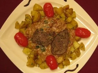 Lammlachs mit Würfelkartoffeln, gedünsteten Tomaten und Pfifferling-Rotwein-Rahmsoße - Rezept