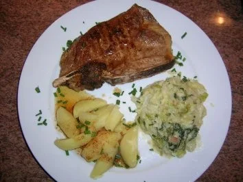 Wirsinggemüse mit natur gebratenem Kotelett und Salzkartoffeln (typische altdeutsche Küche) - Rezept