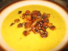 Suppe: Cremig, käsige Gemüsesuppe mit Petersiliencroutons und Zwiebelringe - Rezept