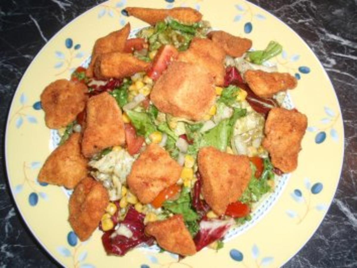 Backhendlsalat mit Salat gemischt und Gurke - Rezept mit Bild - kochbar.de