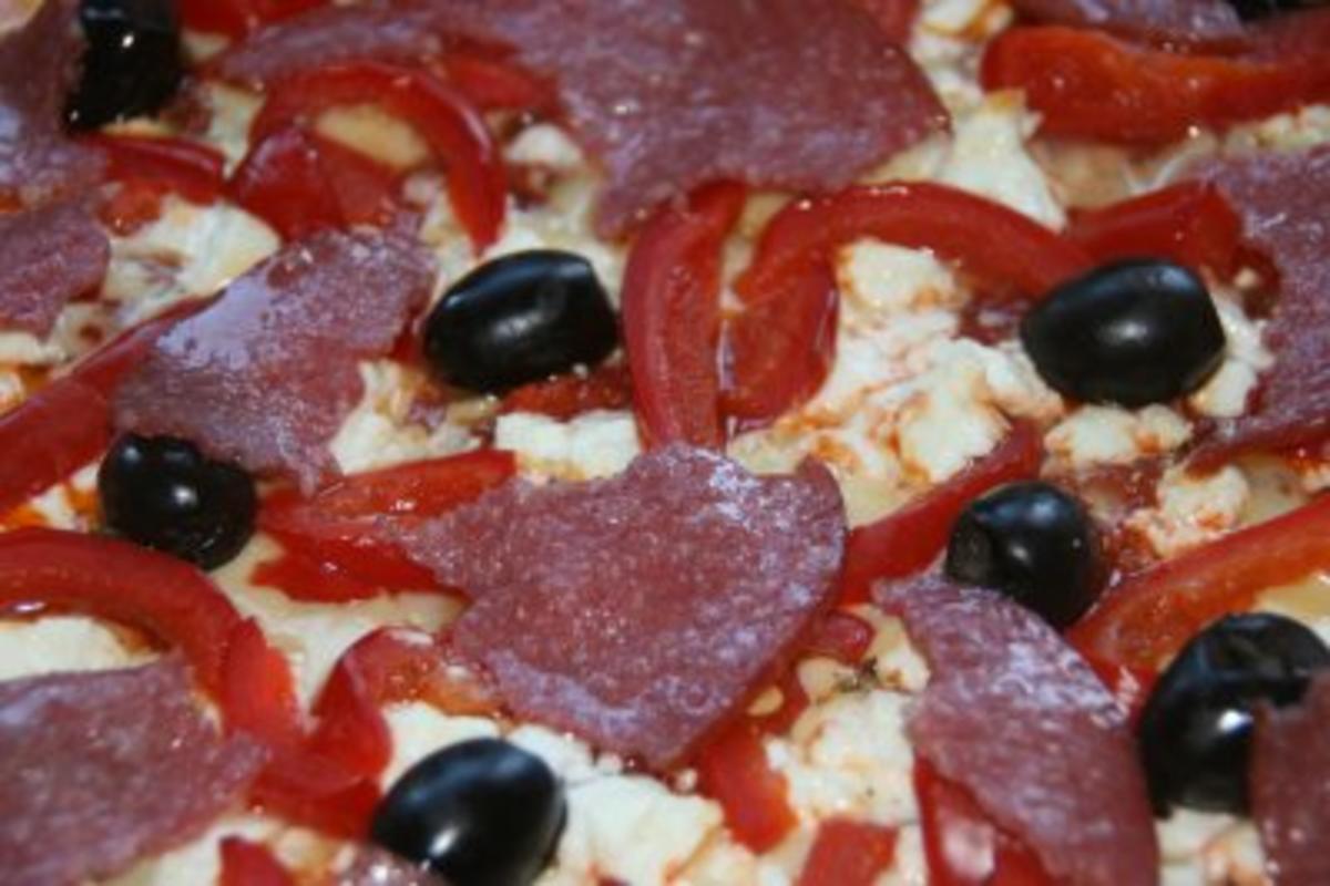 Italienische Salamipizza - Rezept mit Bild - kochbar.de