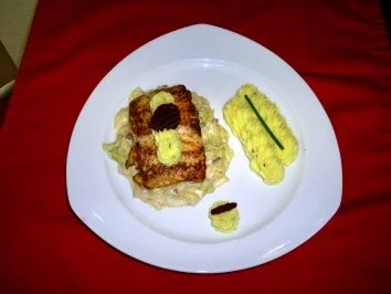 Lachs im Ei- Senf- Mantel auf einem  Wirsing-Bett - Rezept - Bild Nr. 3