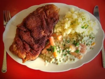 Kotelett mit Erbsen-Möhren und Stampfkartoffel - Rezept