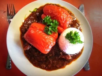 gefüllte Paprika auf Tomaten-Paprika-Sugo - Rezept