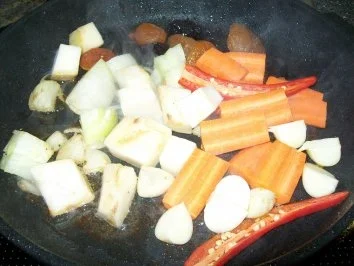 Rezept: lackierter Ofenbraten mit Dörrobst im Thymianduft Bild Nr. 4 lackierter Ofenbraten mit Dörrobst im Thymianduft - Rezept - Bild Nr. 4