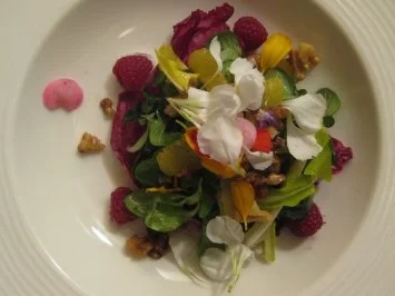 Gebratener Feldsalat mit gerösteten Walnusssplittern und Orangen-Chili-Dressing - Rezept