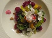 Gebratener Feldsalat mit gerösteten Walnusssplittern und Orangen-Chili-Dressing - Rezept