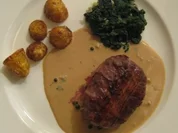 Rezept: Rinderfilettaschen auf Blattspinat an Gorgonzolasoße neben Rosmarinkartöffelchen Rinderfilettaschen auf Blattspinat an Gorgonzolasoße neben Rosmarinkartöffelchen - Rezept
