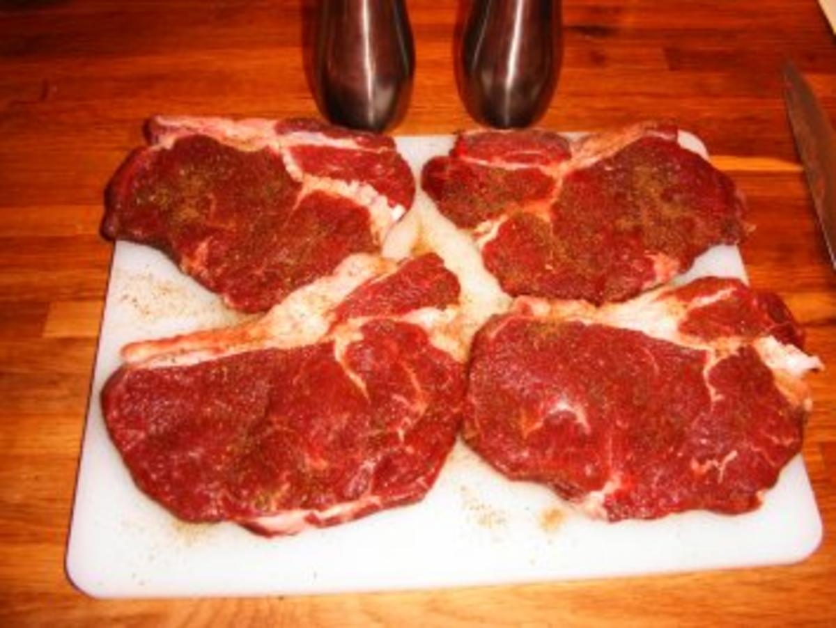 Bilder für Steak mit Champignons und Zwiebeln - Rezept