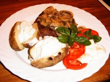 Rezept: Steak mit Champignons und Zwiebeln Bild Nr. 2 Steak mit Champignons und Zwiebeln - Rezept - Bild Nr. 2