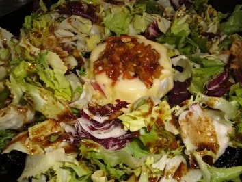 Überbackener Käse auf Salatbeet - Rezept