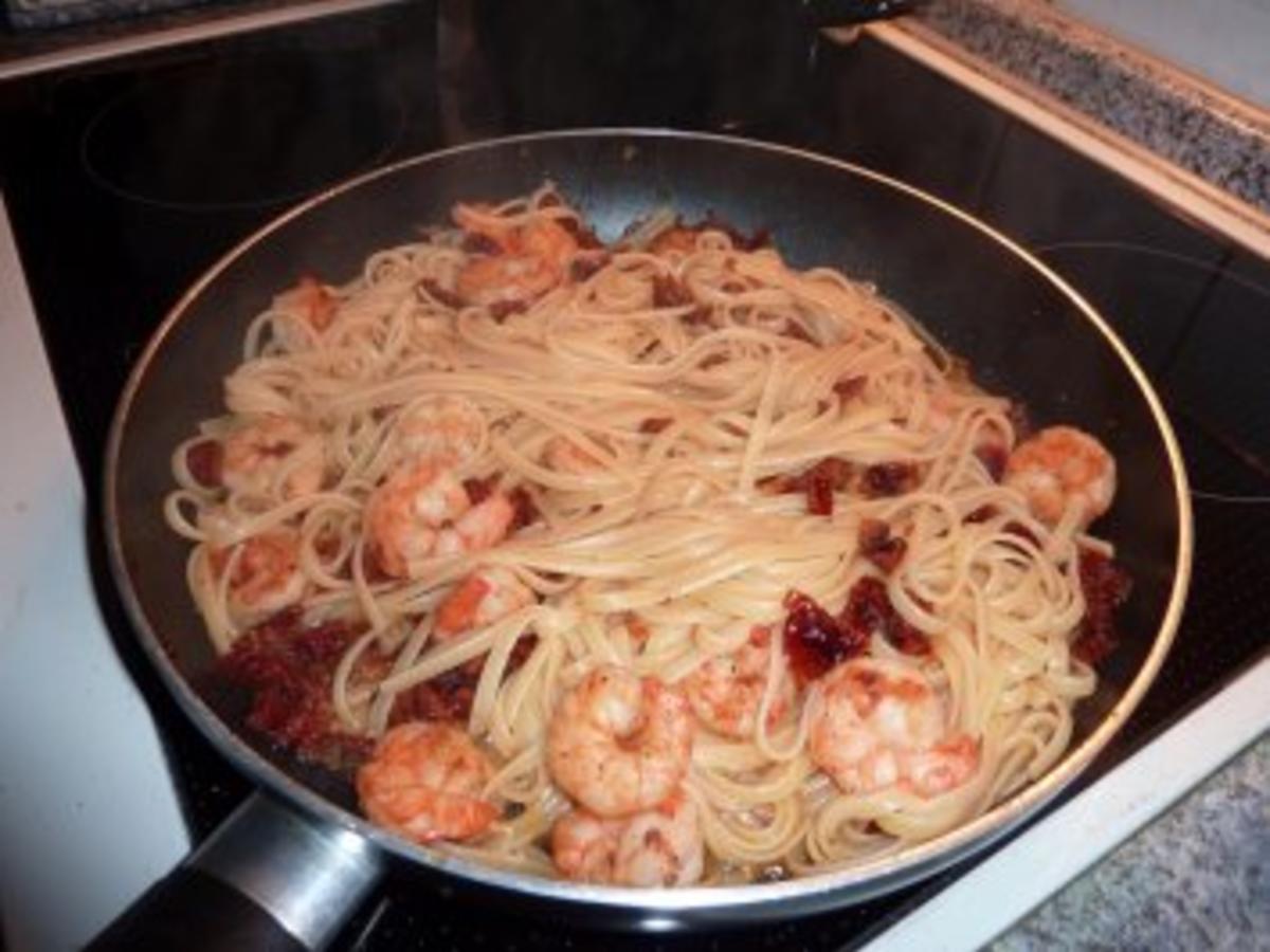 Linguine mit getrockneten Tomaten und Garnelen - einfach - 230 kcal/100g