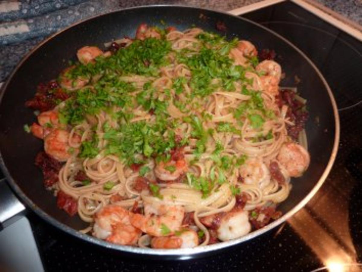 Bilder für Linguine mit getrockneten Tomaten und Garnelen - Rezept