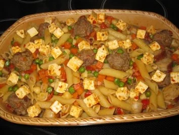 Rezept: Hackbällchen-Nudel-Schafskäse-Auflauf ..... Hackbällchen-Nudel-Schafskäse-Auflauf ..... - Rezept