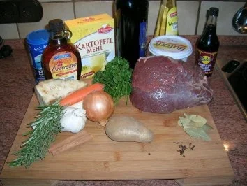 Rotweinsauerbraten mit Hagebuttenknödeln und geschmortem Wirsing (Fotos) - Rezept - Bild Nr. 3