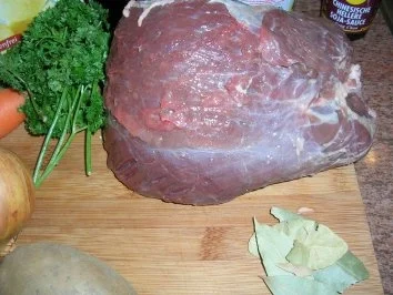 Rotweinsauerbraten mit Hagebuttenknödeln und geschmortem Wirsing (Fotos) - Rezept - Bild Nr. 4