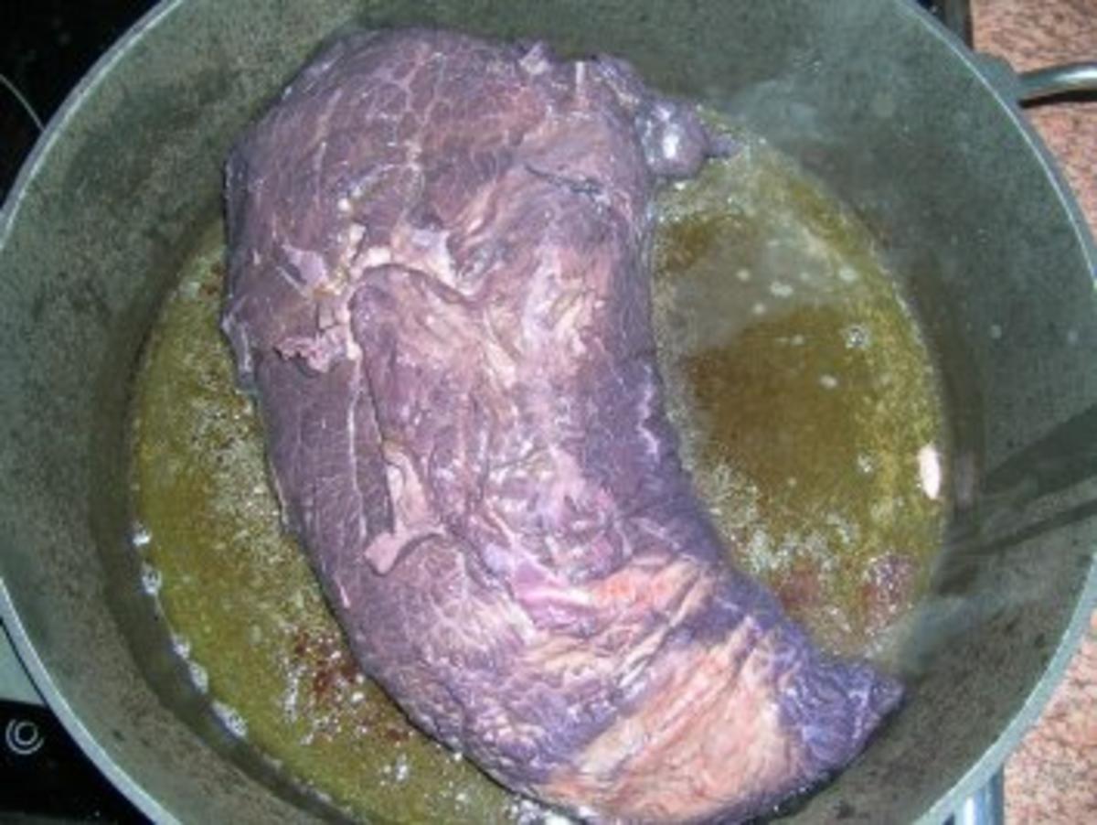 Rotweinsauerbraten mit Hagebuttenknödeln und geschmortem Wirsing (Fotos) - Rezept - Bild Nr. 6